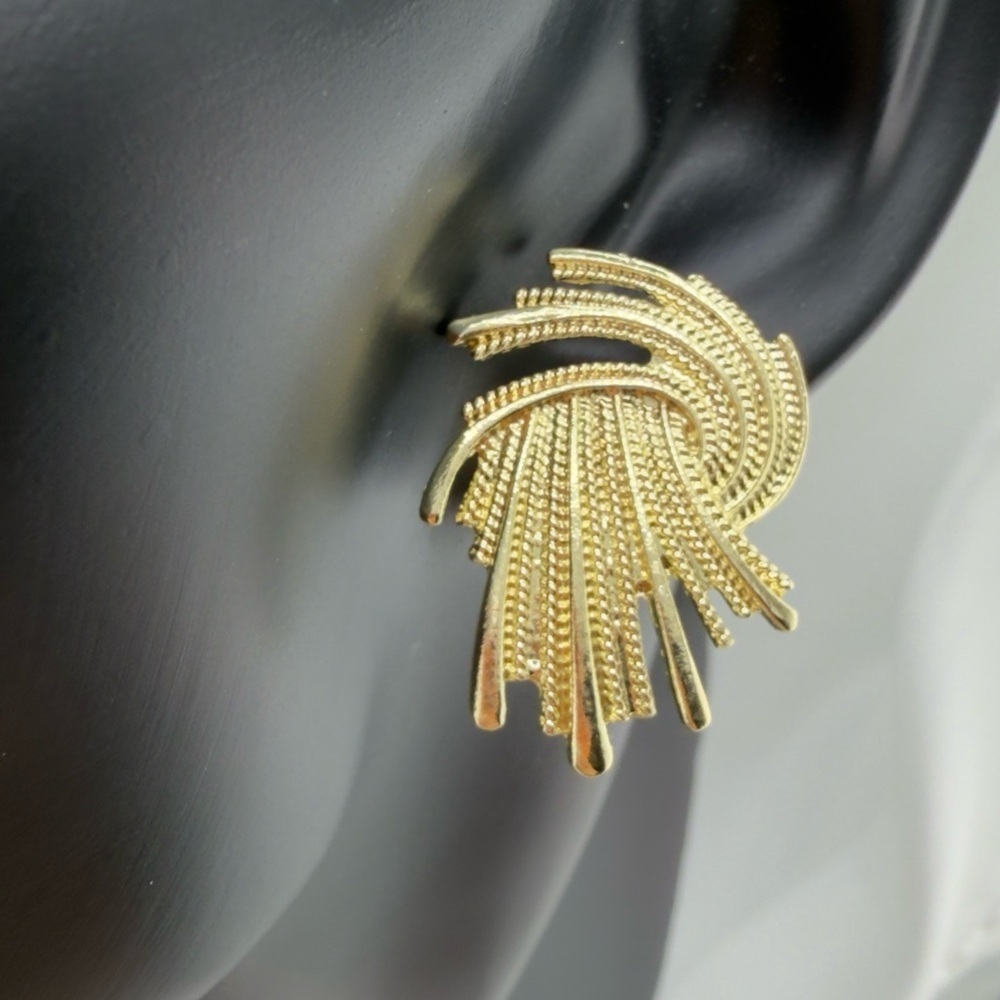 New Elegant Gold-Tone Women's Earrings - Picture 6 of 9